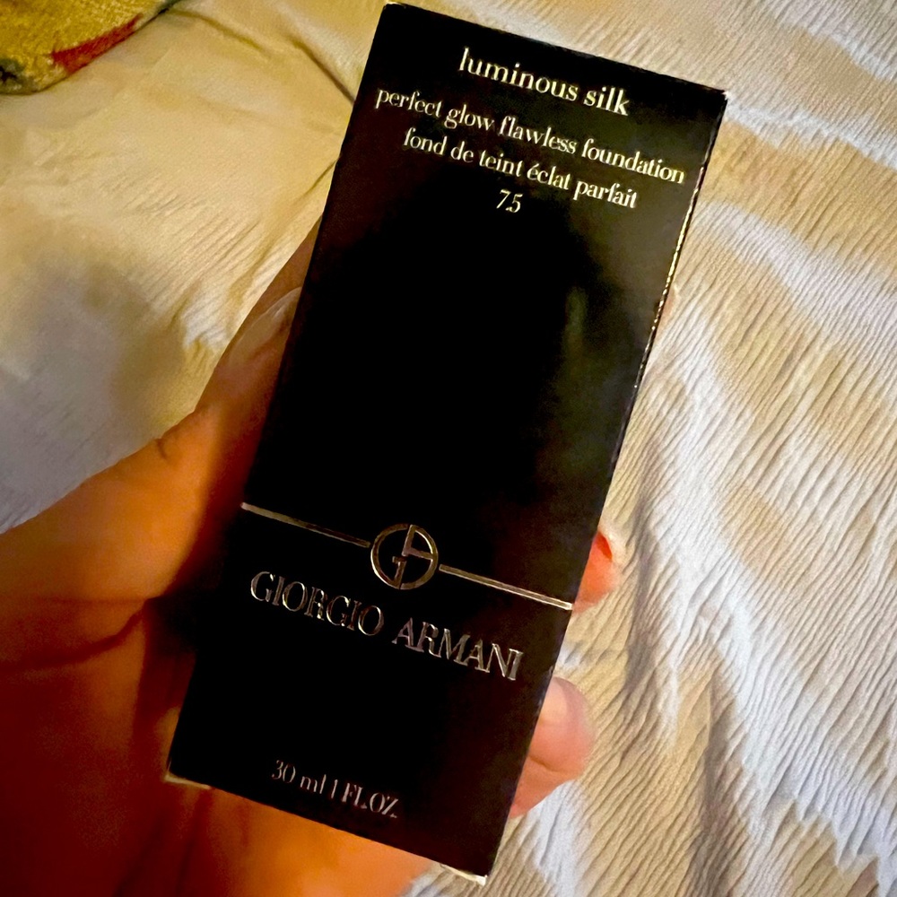 Giorgio Armani Luminous Silk Foundation - Color 7.5 - Brand New Unopened